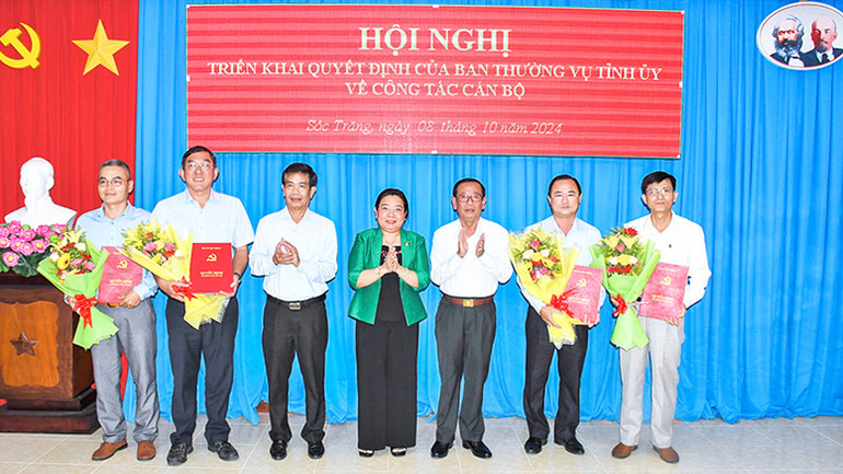 Lãnh đạo tỉnh trao quyết định cho các đồng chí vừa được giao nhiệm vụ mới.