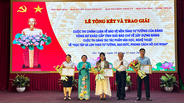 Các tác giả đạt giải Búa liềm vàng vòng sơ khảo. Các tác giả đạt giải Búa liềm vàng vòng sơ khảo.