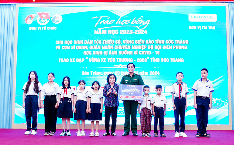 Đồng chí Trương Mỹ Hoa trao bảng tượng trưng tặng 20 suất học bổng cho con cán bộ, quân nhân chuyên nghiệp Bộ đội Biên phòng tỉnh Sóc Trăng.