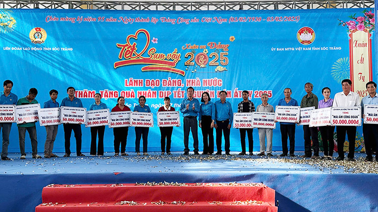 Trao nhà "Mái ấm công đoàn" tại chương trình Tết sum vầy.