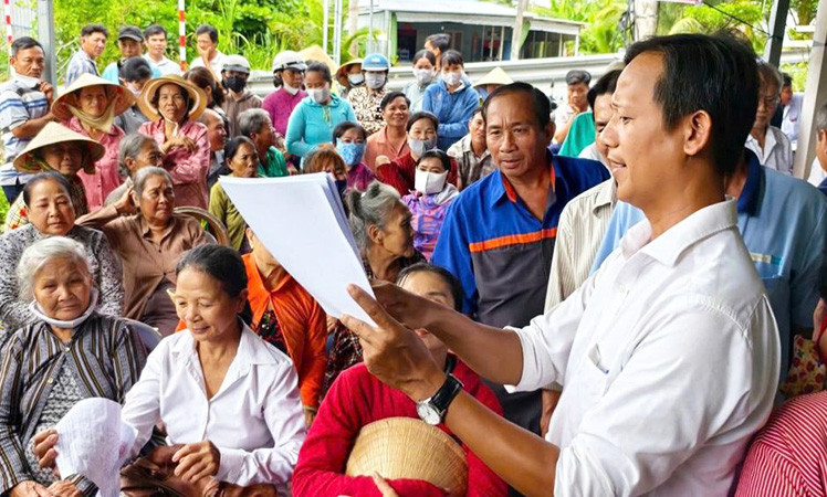 Lấy ý kiến hộ dân về việc sắp xếp đơn vị hành chính trên địa bàn tại xã Long Hưng (huyện Mỹ Tú, tỉnh Sóc Trăng). (Ảnh: Huỳnh Lâm)