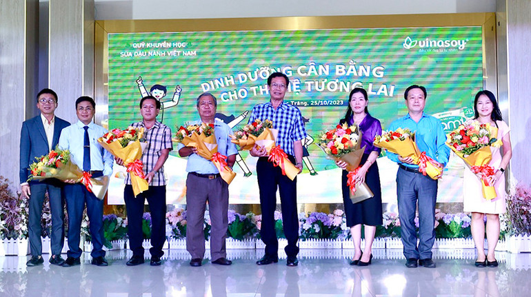 Trao hoa tri ân các thầy, cô giáo trong lễ khởi động chương trình.