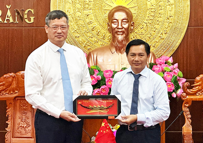 Chủ tịch UBND tỉnh Sóc Trăng Trần Văn Lâu tặng quà lưu niệm cho Tổng lãnh sự Trung Quốc. Chủ tịch UBND tỉnh Sóc Trăng Trần Văn Lâu tặng quà lưu niệm cho Tổng lãnh sự Trung Quốc.