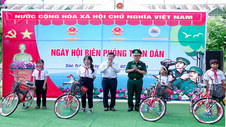 Trao xe đạp tặng các học sinh vượt khó học tốt vùng biên giới biển.