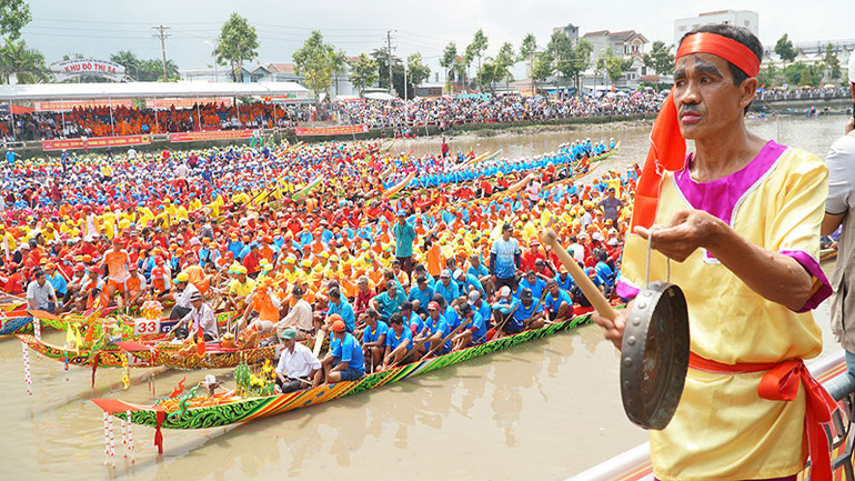 Nhiều người ái mộ môn đua ghe Ngo đến cổ vũ cho giải