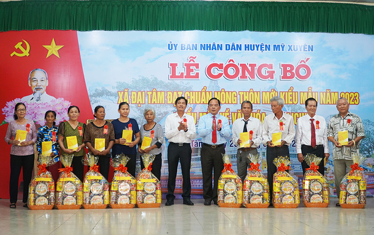 Tặng quà Tết cho hộ nghèo, gia đình chính sách. Tặng quà Tết cho hộ nghèo, gia đình chính sách.