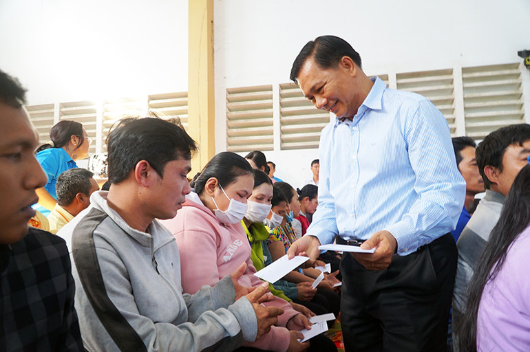 Lãnh đạo tỉnh Sóc Trăng tặng quà cho công nhân, người lao động khắc phục khó khăn.