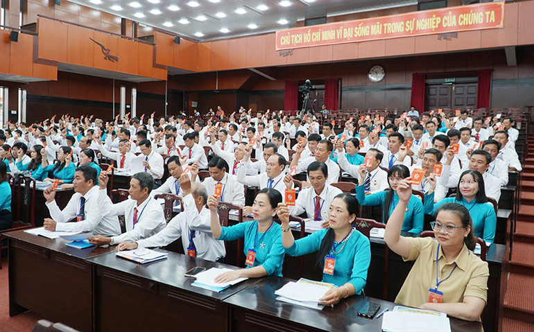 Các đại biểu biểu quyết 100% thông qua Nghị quyết Đại hội.