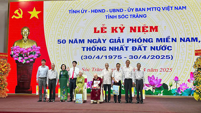 Tặng quà cho các Mẹ Việt Nam anh hùng và các cá nhân tiêu biểu.