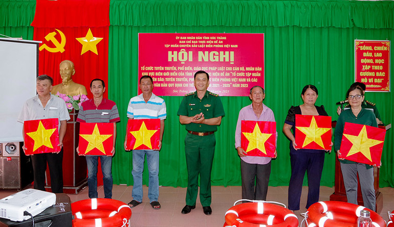 Trao tặng cờ Tổ quốc và phao cứu sinh cho ngư dân. Trao tặng cờ Tổ quốc và phao cứu sinh cho ngư dân.