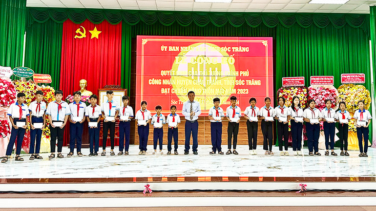 Doanh nghiệp tặng học bổng cho học sinh dân tộc vượt khó học giỏi