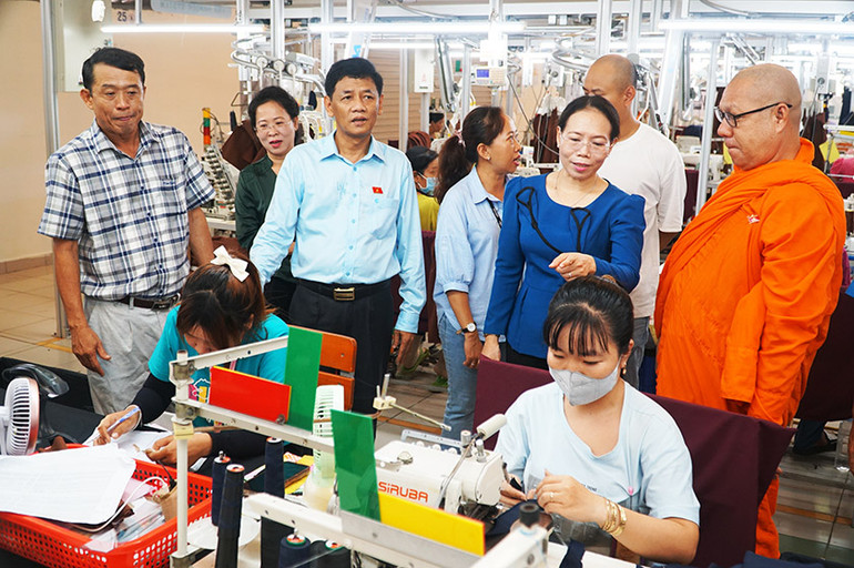 Đoàn đại biểu Quốc hội và lãnh đạo tỉnh Sóc Trăng đến thăm các công nhân may trong khu công nghiệp. Đoàn đại biểu Quốc hội và lãnh đạo tỉnh Sóc Trăng đến thăm các công nhân may trong khu công nghiệp.