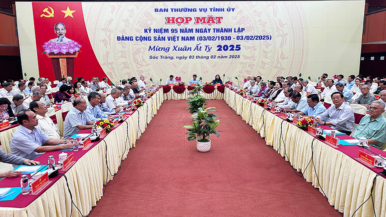 Quang cảnh buổi họp mặt Quang cảnh buổi họp mặt