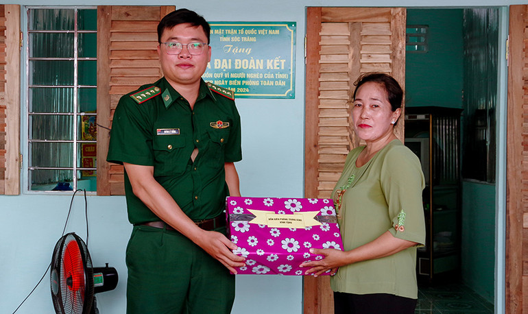 Tặng quà cho hộ gia đình nhận nhà Đại đoàn kết