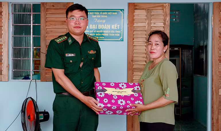 Tặng quà cho hộ gia đình nhận nhà Đại đoàn kết