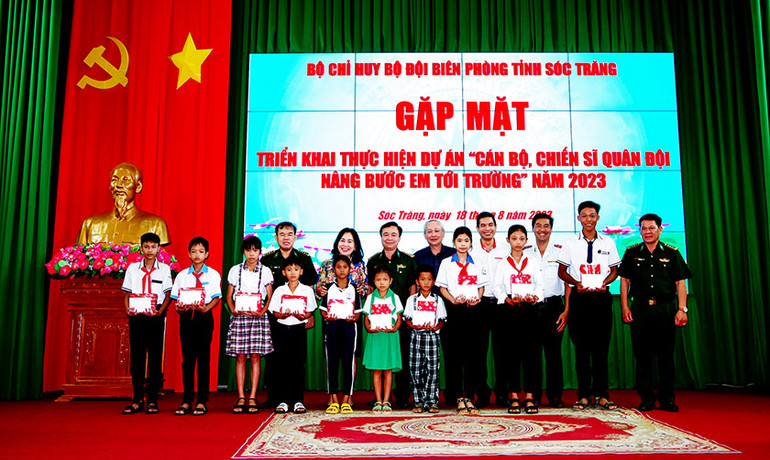 Lãnh đạo Bộ đội Biên phòng tỉnh Sóc Trăng và các sở, ngành trao quà và học bổng cho các em học sinh.