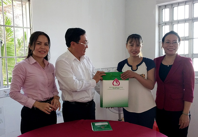 Đồng chí Dương Quyết Thắng tặng quà cho hộ nghèo tại xã Thuận Hưng, huyện Mỹ Tú, tỉnh Sóc Trăng.