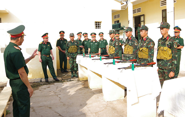 Đoàn công tác kiểm tra công tác huấn luyện chiến sĩ mới tại Trung đoàn Bộ binh 897.