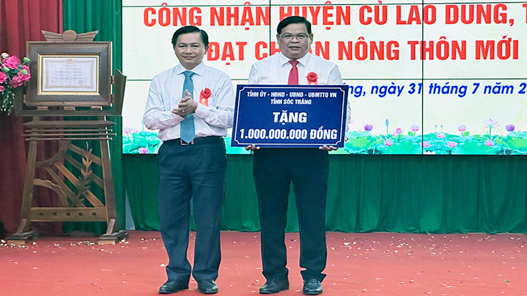 Chủ tịch Ủy ban nhân dân tỉnh Sóc Trăng Trần Văn Lâu trao 1 tỷ đồng tặng huyện Cù Lao Dung xây dựng công trình nông thôn.