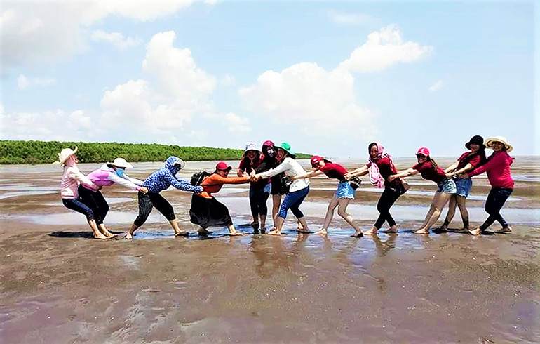 Du khách hoạt động vui chơi trên bãi cát bồi ở Cù Lao Dung.