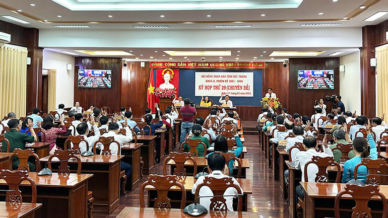 Các đại biểu biểu quyết thông qua nghị quyết kỳ họp.