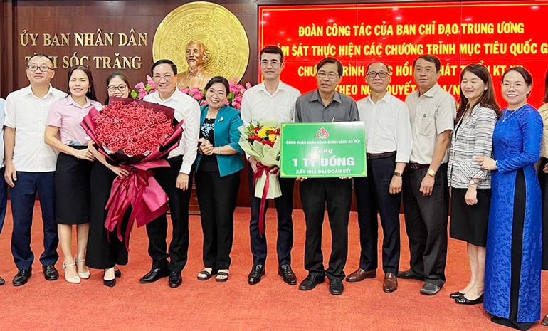 Công đoàn Ngân hàng Chính sách xã hội Việt Nam trao tặng tỉnh Sóc Trăng 1 tỷ đồng để xây dựng nhà Đại đoàn kết.