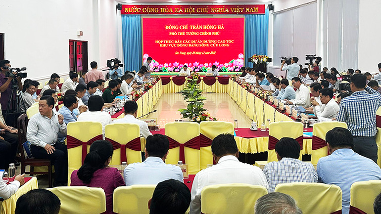 Các địa phương tích cực thảo luận bàn giải pháp tăng tốc thi công đường cao tốc.