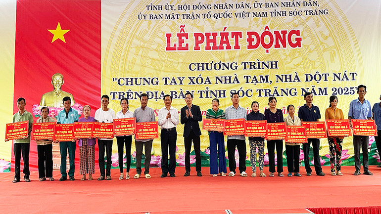 Chủ tịch Ủy ban nhân dân tỉnh Sóc Trăng Trần Văn Lâu và nhà tài trợ trao nhà cho người nghèo.