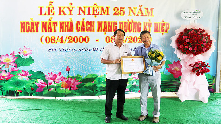 Ủy ban nhân dân tỉnh Sóc Trăng tặng bằng khen cho gia đình ông Dương Kỳ Hiệp.