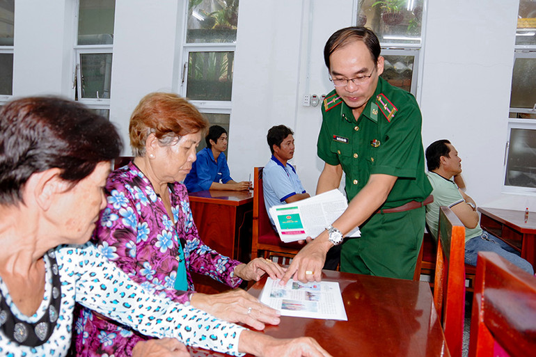 Bộ đội Biên phòng tích cực phổ biến pháp luật cho nhân dân vùng biên giới biển. Bộ đội Biên phòng tích cực phổ biến pháp luật cho nhân dân vùng biên giới biển.