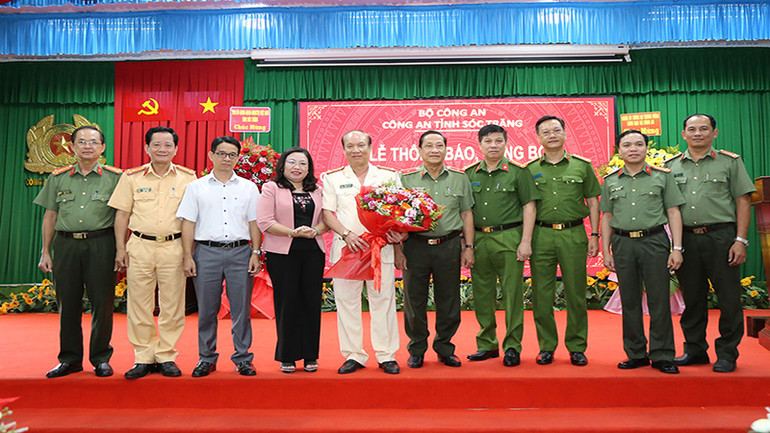 Các đại biểu chụp ảnh lưu niệm cùng Đại tá Phạm Quốc Việt, Phó Giám đốc phụ trách Công an tỉnh Sóc Trăng.