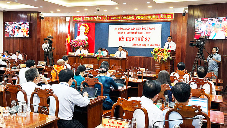 Phó Giám đốc Sở Thông tin và Truyền thông Nguyễn Minh Chiến trả lời chất vấn.