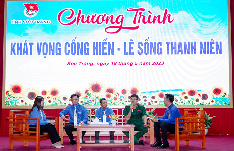 Các thanh niên tiên tiến giao lưu tại Chương trình “Khát vọng cống hiến - lẽ sống thanh niên”.