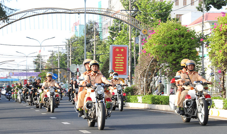 Lực lượng chức năng Sóc Trăng tuần hành ra quân cao điểm bảo đảm trật tự an toàn giao thông dịp Tết.