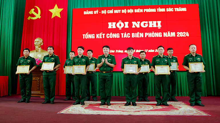 Khen thưởng các cá nhân xuất sắc trong phong trào thi đua Quyết thắng năm 2024.