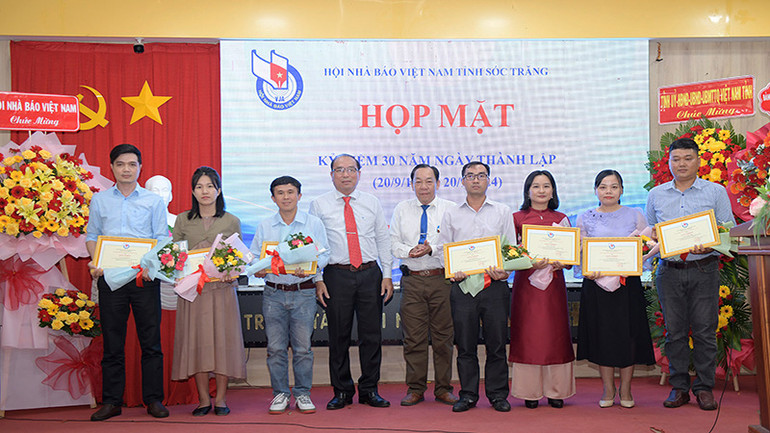 Tặng giấy khen cho các nhà báo đạt giải báo chí.