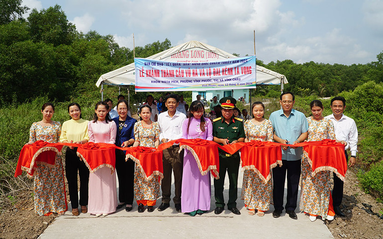 Khánh thành đưa vào sử dụng công trình cầu, đường giao thông nông thôn trong Tết quân-dân.