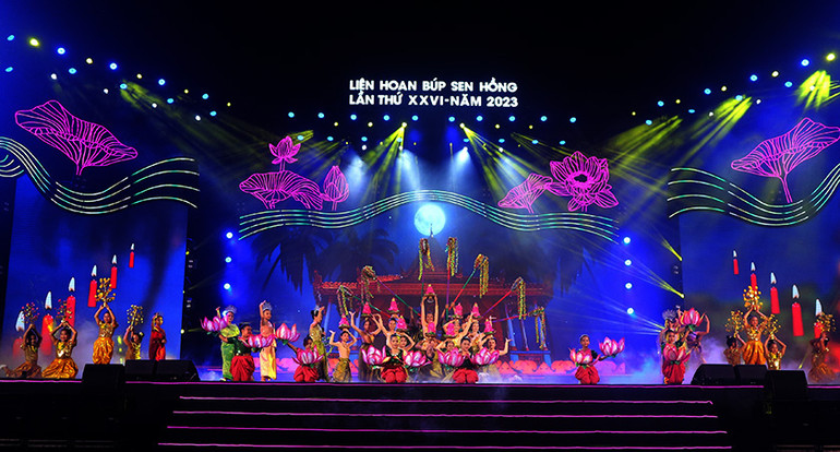 Một trong những tiết mục đặc sắc công diễn đêm bế mạc Liên hoan. Một trong những tiết mục đặc sắc công diễn đêm bế mạc Liên hoan.