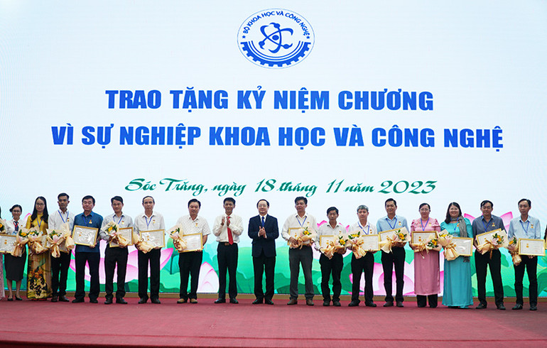 Bộ Khoa học và Công nghệ tặng Kỷ niệm chương “Vì sự nghiệp Khoa học và Công nghệ” cho 23 cá nhân ở Sóc Trăng.