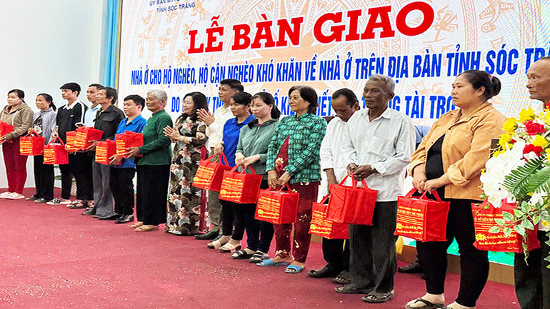 Tặng quà cho người nghèo.