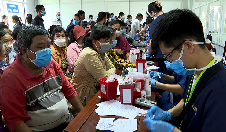 Các bác sĩ tư vấn cho bệnh nhân cách điều trị bệnh hiệu quả nhất