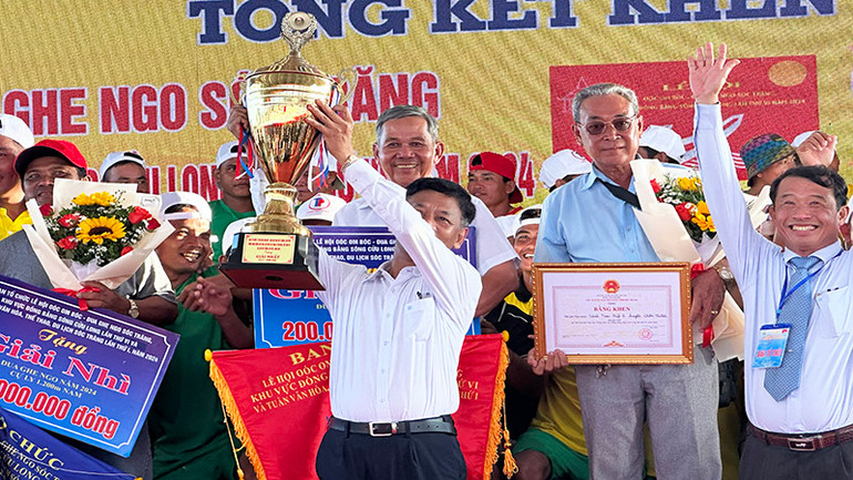 Ban tổ chức đã trao Cúp vô địch giải đua cho đội Tum Nup 2.