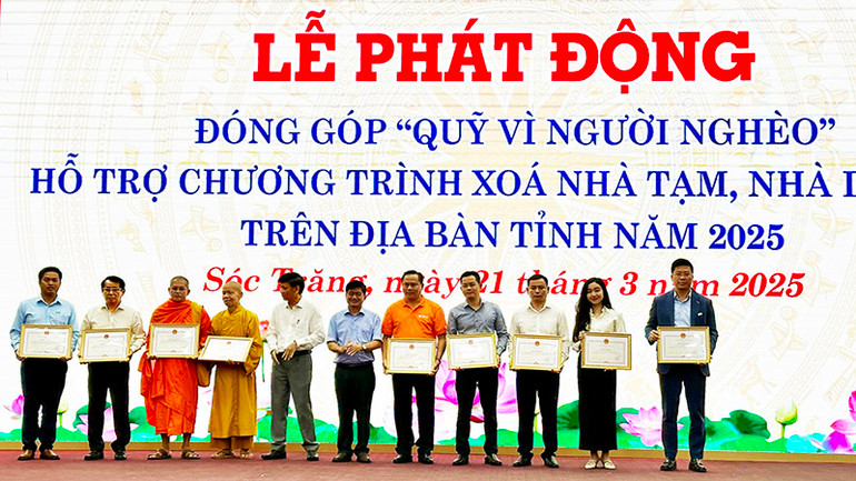 Tặng bằng khen Ủy ban nhân dân tỉnh Sóc Trăng cho các tập thể, cá nhân.