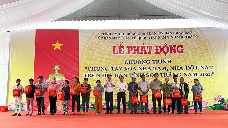 Tặng quà cho người nghèo trong lễ phát động.