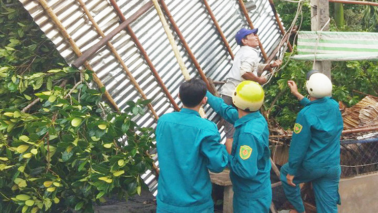 Lực lượng xung kích hỗ trợ người dân ven biển Sóc Trăng gia cố nhà cửa.