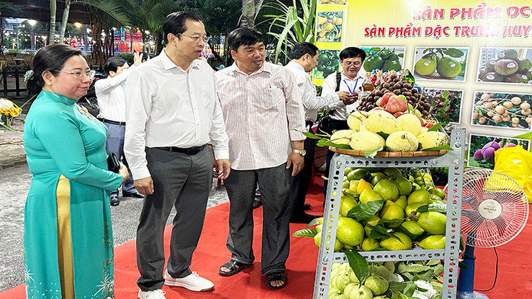 Nhiều cây trái đặc sản được giới thiệu, trưng bày tại hội chợ.
