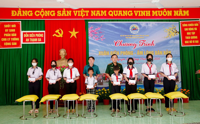 Lãnh đạo BĐBP tỉnh và Huyện ủy Cù Lao Dung trao học bổng cho các em học sinh trên địa bàn xã An Thạnh 3 và An Thạnh Nam, huyện Cù Lao Dung