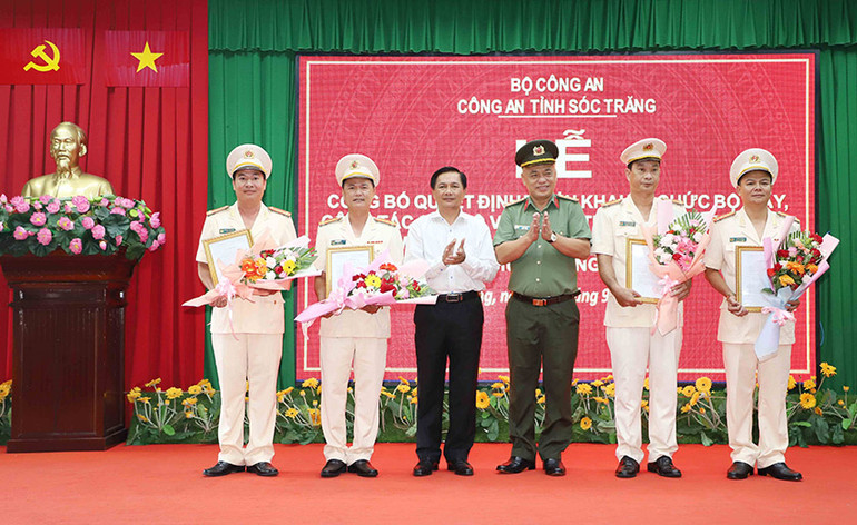 Lãnh đạo tỉnh và Công an tỉnh Sóc Trăng trao Quyết định bổ nhiệm chức vụ lãnh đạo Phòng An ninh mạng và phòng chống tội phạm sử dụng công nghệ cao. Lãnh đạo tỉnh và Công an tỉnh Sóc Trăng trao Quyết định bổ nhiệm chức vụ lãnh đạo Phòng An ninh mạng và phòng chống tội phạm sử dụng công nghệ cao.