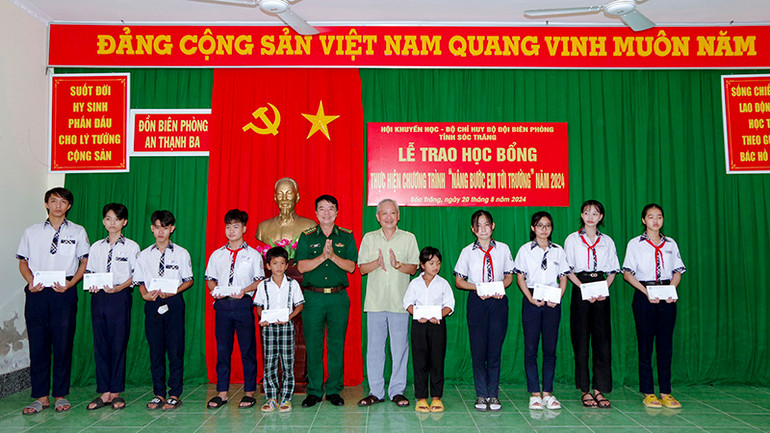 Trao học bổng cho các em học sinh trên địa bàn khu vực biên giới biển huyện Cù Lao Dung