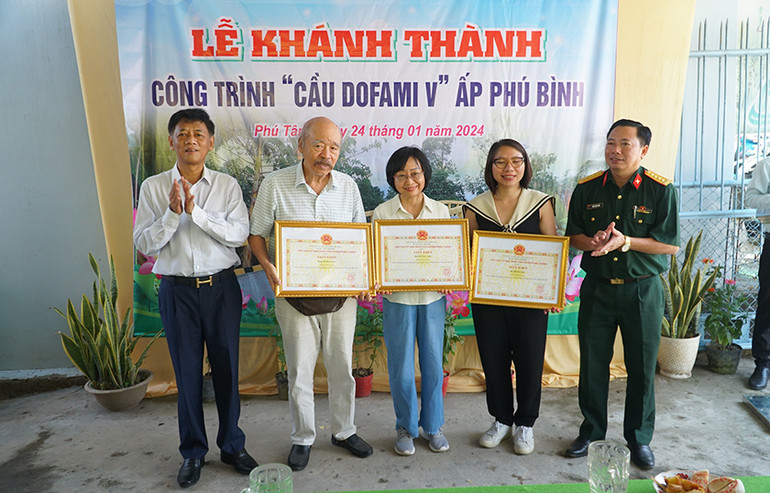 Khen thưởng các cá nhân tích cực đóng góp thực hiện Tết Quân Dân tại Sóc Trăng.